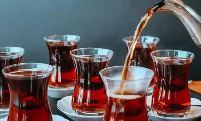 Çay Günlük Hayatın Vazgeçilmez Ritüeli Çay, yüzyıllardır farklı kültürlerde günlük yaşamın önemli bir parçası olmuştur. Asya kökenli bu içecek, hem ritüel hem de sosyal etkileşim aracı olarak benimsenmiştir. Çin’de başlayan çay kültürü, zamanla Japonya, Hindistan ve Türkiye gibi ülkelere yayılmıştır. Konulu bir haber görseli.