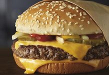Cheeseburger Lezzetin Peynirlisi Cheeseburger, adını aldığı peynirle birleşerek hamburgerin en sevilen versiyonlarından biri olmuştur. İlk olarak 1920’lerde Amerika’da ortaya çıktığı bilinen cheeseburger, kısa sürede tüm dünyaya yayılarak milyonların vazgeçilmez lezzeti haline gelmiştir. Hamburgerin köfte ve ekmekten oluşan temel yapısına eriyen peynirin eklenmesiyle doğan bu tarif, damakta farklı bir tat yaratmıştır. Konulu bir haber görseli.