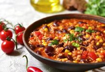 Chili Con Carne, Meksika ve Amerika mutfaklarının kesişim noktasında doğmuş, dünya genelinde tanınan baharatlı bir yemektir. İsminin anlamı “etli biber” olup, temelinde kırmızı biber ve dana eti yer alır. Kökeni konusunda farklı tartışmalar bulunsa da genellikle Meksika kökenli olduğu kabul edilir. Ancak Texas mutfağının da bu yemeğin yaygınlaşmasında büyük payı vardır. Konulu bir haber görseli.