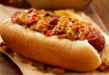 Amerika mutfağının en sevilen sokak lezzetlerinden biri olan chili dog, klasik hot dog’un baharatlı bir versiyonudur. Kökeni 20. yüzyılın başlarına uzanan bu yiyecek, özellikle Teksas ve Kaliforniya sokaklarında popüler hale gelmiştir. Klasik sosis ve ekmek kombinasyonunun üzerine eklenen acılı chili sos, chili dog’un karakteristik özelliğini oluşturur. Konulu bir haber görseli.