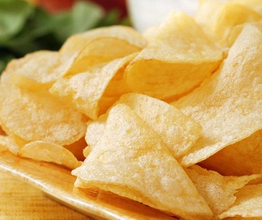 Cips, dünya genelinde en yaygın atıştırmalıklardan biridir ve kökeni 19. yüzyılın sonlarına kadar uzanır. İlk olarak Amerika’da ortaya çıkan cips, patatesin ince dilimlenip kızartılmasıyla üretilmiştir. Zamanla farklı çeşitler ve aromalar geliştirilmiş, özellikle gençler arasında popüler bir atıştırmalık haline gelmiştir. Konulu bir haber görseli.