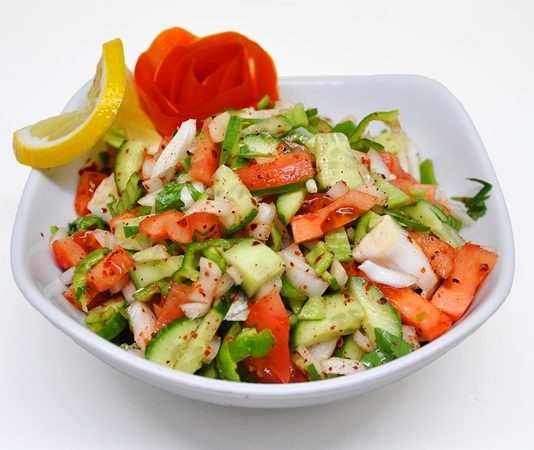 Çoban Salata Lezzeti Ve Sağlıklı Sofraların Vazgeçilmezi Çoban Salata, özellikle Akdeniz mutfağının en sevilen salatalarından biridir. Türkiye’deki sofraların vazgeçilmezi haline gelmiş olan bu salata, basit malzemeleriyle bile büyük bir lezzet sunar. Adını, köken olarak çobanların taze sebzelerden hızlıca hazırladığı hafif ve doyurucu bir öğünden alır. Tarih boyunca çiftçilerin ve çobanların besleyici öğün ihtiyaçlarını karşılamasıyla popülerleşmiştir. Konulu bir haber görseli.