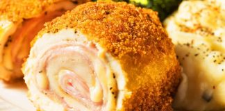 Cordon Bleu: Klasik Lezzetin Modern Sunumları ve Evlerde Hazırlama Yöntemleri Cordon Bleu, Fransız mutfağının dünyaca ünlü lezzetlerinden biridir. İsmi, Fransızcada “Mavi Kurdele” anlamına gelir ve genellikle yüksek kaliteli yemekler için kullanılan bir terimdir. Tarih boyunca Fransız saray mutfağında önemli bir yere sahip olan cordon bleu, hem görsel hem de lezzet açısından etkileyici bir sunum sağlar. Konulu bir haber görseli.