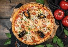 Deniz mahsullü pizza, klasik İtalyan pizzalarının deniz ürünleriyle zenginleştirilmiş modern bir yorumudur. Akdeniz ve İtalyan mutfağından ilham alan bu pizza, dünya genelinde kısa sürede popülerlik kazanmıştır. Özellikle taze deniz ürünleri ve kaliteli malzemelerin birleşimi, pizzayı hem lezzet hem de görsellik açısından özel kılar. Konulu bir haber görseli.