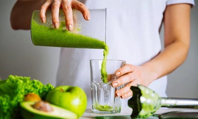 Detoks, modern yaşamın getirdiği stres ve yanlış beslenme alışkanlıkları nedeniyle birikmiş toksinleri vücuttan uzaklaştırmayı amaçlayan yöntemleri ifade eder. Düzenli yapılan detoks uygulamaları, sindirim sisteminin daha verimli çalışmasına katkı sağlar ve metabolizmayı hızlandırır. Bu süreçte tüketilen doğal içecekler ve besinler, bağışıklık sistemini güçlendirir. Konulu bir haber görseli.