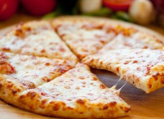 Dört peynirli pizza, İtalyan mutfağından dünyaya yayılmış klasik bir pizza çeşididir. Bu pizza türü, adından da anlaşılacağı üzere dört farklı peynirin bir araya gelmesiyle oluşur. Mozzarella, gorgonzola, parmesan ve taleggio gibi peynirler, pizzaya zengin ve dengeli bir tat sağlar. Konulu bir haber görseli.