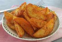 Günümüzde elma dilim patates, hem fast food menülerinde hem de ev mutfaklarında sıkça tercih edilen bir lezzet haline geldi. Patateslerin elma dilimi şeklinde kesilmesi, hem estetik bir sunum sağlıyor hem de çıtır dokusuyla dikkat çekiyor. Çocuklardan yetişkinlere kadar geniş bir kitleye hitap eden bu lezzet, özellikle hızlı atıştırmalık arayanların favorisi konumunda. Konulu bir haber görseli.