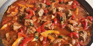 Türk mutfağının klasik lezzetlerinden biri olan et sote, hem pratik hem de doyurucu bir ana yemek olarak sofralarda öne çıkar. Yüzyıllardır farklı yörelerde hazırlanmış olan bu yemek, etin çeşitli sebzelerle birlikte kavrulmasıyla elde edilir ve hem ev yemekleri hem de restoran menülerinde sıkça yer bulur. Konulu bir haber görseli.