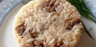 Etli pilav, Türk mutfağının klasiklerinden biri olarak sofralarda kendine özel bir yer edinmiştir. Tarih boyunca düğünlerden özel günlere, günlük yemeklerden bayram sofralarına kadar birçok etkinlikte hazırlanmıştır. Özellikle etin aroması ve pilavın yumuşak dokusu birleştiğinde ortaya çıkan lezzet, nesiller boyu sevilerek tüketilmiştir. Konulu bir haber görseli.