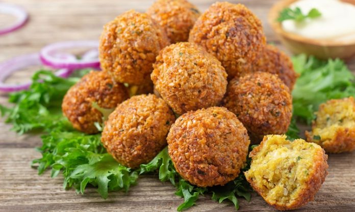 Falafel Ortadoğu’nun Altın Lezzeti Ortadoğu mutfağının en bilinen ve sevilen lezzetlerinden biri olan Falafel, nohut veya bakla gibi baklagillerden yapılan küçük, yuvarlak köftelerdir. Baharatlarla zenginleştirilen bu karışım, kızartılarak ya da fırında pişirilerek servis edilir. Falafel, hem doyurucu hem de besleyici bir seçenek olarak öne çıkar. Konulu bir haber görseli.