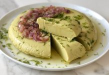 Fava, özellikle Ege mutfağının sevilen mezelerinden biridir ve hem lezzeti hem de besleyici özelliği ile öne çıkar. Fava, ezilmiş bakla, zeytinyağı ve limon ile hazırlanan, hafif ama besleyici bir mezedir. İçerdiği bakla, protein ve lif açısından zengin olduğu için hem tokluk hissi sağlar hem de sindirim sistemini destekler. Limon ve zeytinyağı, ezmenin aromasını güçlendirirken, vücuda sağlıklı yağ ve vitamin kazandırır. Konulu bir haber görseli.