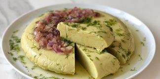 Fava, özellikle Ege mutfağının sevilen mezelerinden biridir ve hem lezzeti hem de besleyici özelliği ile öne çıkar. Fava, ezilmiş bakla, zeytinyağı ve limon ile hazırlanan, hafif ama besleyici bir mezedir. İçerdiği bakla, protein ve lif açısından zengin olduğu için hem tokluk hissi sağlar hem de sindirim sistemini destekler. Limon ve zeytinyağı, ezmenin aromasını güçlendirirken, vücuda sağlıklı yağ ve vitamin kazandırır. Konulu bir haber görseli.