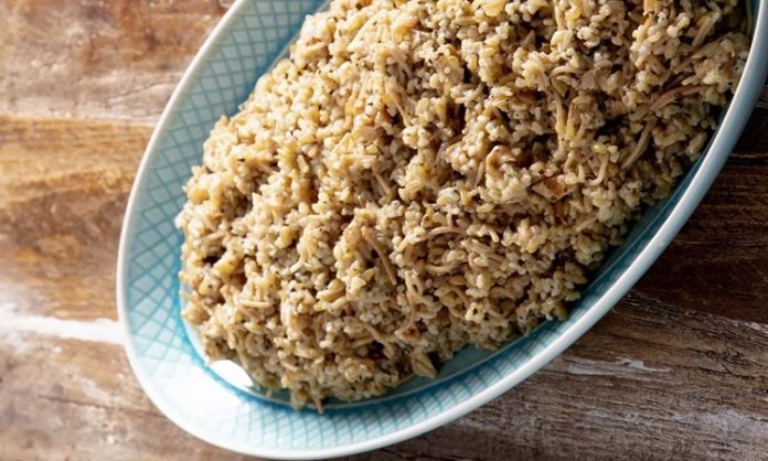 Firik pilavı, özellikle Güneydoğu Anadolu mutfağının vazgeçilmez lezzetlerinden biri olarak öne çıkıyor. Tarihi oldukça eskiye dayanan bu özel pilav, hem besleyici yapısı hem de kendine has aroması ile bilinir. Firik, olgunlaşmamış buğdayın kavrulup kurutulmasıyla elde edilir ve pilavın kendine özgü kokusunu ve tadını sağlar. Konulu bir haber görseli.