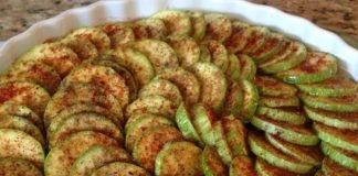 Fırında kabak, mutfakta sağlıklı ve hafif seçenekler arayanların en sevdiği tariflerden biridir. Özellikle kızartma yerine fırında pişirilmesi, kabağın besin değerlerini korumasına ve daha düşük kaloriyle tüketilmesine olanak tanır. Kabak, yapısı gereği hem sebze yemeklerinde hem de hafif atıştırmalık olarak kullanılabilir. Fırında pişirildiğinde üzerine eklenen zeytinyağı, baharatlar ve peynirle birleşerek eşsiz bir tat ortaya çıkarır. Konulu bir haber görseli.