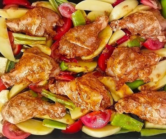 Türk mutfağında sıklıkla tercih edilen yemekler arasında fırında tavuk but önemli bir yere sahiptir. Hem pratik hazırlanışı hem de doyurucu yapısı ile özellikle akşam yemeklerinde tercih edilen bu lezzet, sofraların vazgeçilmezidir. Sağlıklı pişirme yöntemlerinden biri olan fırınlama tekniği ile hazırlanan tavuk but, hem hafif hem de oldukça besleyicidir. Yanında hazırlanan sebzeler ve pilav ile tam bir öğün sunar. Konulu bir haber görseli