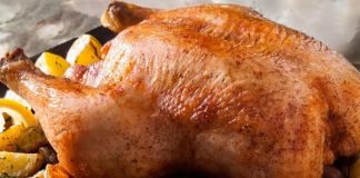 Türk mutfağının klasik ve pratik yemeklerinden biri olan fırında tavuk, yıllardır sofralarda yerini koruyor. Özellikle hafta sonu yemeklerinde ve özel davetlerde tercih edilen bu yemek, hem doyurucu hem de lezzetli oluşuyla öne çıkıyor. Tavuk etinin fırında yavaşça pişirilmesi, etin yumuşak ve aromatik olmasını sağlar. Konulu bir haber görseli.