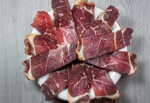 Füme Et Tabağı: Sofraların Vazgeçilmez Lezzeti Füme et, yüzyıllardır çeşitli kültürlerde uygulanan geleneksel saklama yöntemlerinden biri olarak bilinir. Özellikle sofraların şık ve doyurucu bir parçası haline gelen füme et tabağı, günümüzde hem ev davetlerinde hem de restoran menülerinde sıkça tercih edilen özel bir sunumdur. Lezzetli, besleyici ve görsel açıdan zengin yapısıyla dikkat çeken bu tabak, farklı damak tatlarına hitap eden geniş bir çeşitliliğe sahiptir. Konulu bir haber görseli.