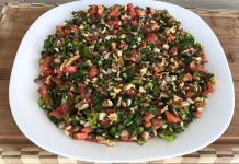 Gavurdağı Salatası, özellikle Güneydoğu Anadolu ve Akdeniz bölgelerinde sofraların vazgeçilmez lezzetlerinden biridir. Adını, özellikle Antep ve çevresinde yetişen taze malzemelerden alan bu salata, hem hafif hem de besleyici bir alternatif olarak öne çıkar. Salatanın temel özelliği, taze sebzelerin ve yöresel baharatların bir araya gelerek ortaya eşsiz bir tat çıkarmasıdır. Konulu bir haber görseli.