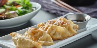 Gyoza: Japon Mutfağının İnce Lezzeti Gyoza, Japon mutfağının en sevilen yemeklerinden biridir ve kökeni Çin’e dayanmaktadır. Aslında Çin’deki jiaozi adı verilen hamur işinden esinlenerek Japonya’ya taşınmış ve zamanla farklı bir kimlik kazanmıştır. Japon mutfağına özgü pişirme teknikleri, gyozayı benzersiz bir hale getirmiştir. Bugün hem Japonya’da hem de dünyanın birçok ülkesinde gyoza, restoranların ve ev sofralarının vazgeçilmez lezzetleri arasında yer almaktadır. Konulu bir haber görseli.
