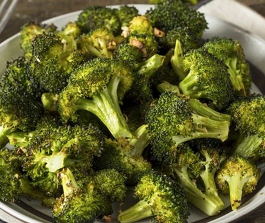 Haşlanmış brokoli, hem lezzeti hem de sağlığa faydaları ile sofralarda önemli bir yer edinmiştir. Özellikle sebze ağırlıklı beslenmeyi tercih edenlerin favorilerinden biri olan bu yemek, kısa sürede hazırlanabilmesi sayesinde pratik bir seçenek sunar. Taze brokoli dallarının sıcak suda haşlanarak servis edilmesi, hem doğal rengini korumasını sağlar hem de besin değerlerinin büyük kısmını muhafaza eder. Konulu bir haber görseli.