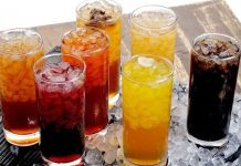 Günlük yaşamda içecekler, sadece susuzluğu gidermek için değil, aynı zamanda enerji ve besin desteği sağlamak için de tercih edilir. Su, çay, kahve, bitki çayları, meyve suları ve smoothie’ler, bireylerin gün boyunca ihtiyaç duyduğu sıvı alımını karşılamada kritik rol oynar. Bu içecekler, farklı besin değerleri ve aromalarıyla hem sağlığı destekler hem de lezzet sunar. Tüm haber detayı için tıklayınız.