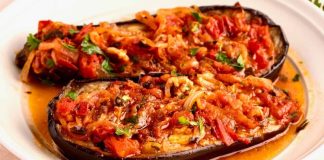 Türk mutfağının klasik zeytinyağlı lezzetlerinden biri olan imam bayıldı, hem hafif hem de besleyici bir yemek olarak bilinir. Osmanlı döneminden günümüze uzanan bu tarif, özellikle patlıcanın közlenmesi ve zeytinyağı ile buluşmasıyla ortaya çıkar. Tarih boyunca hem saray sofralarında hem de halk mutfaklarında hazırlanmış olan imam bayıldı, kültürel bir miras olarak önem taşır. Konulu bir haber görseli.