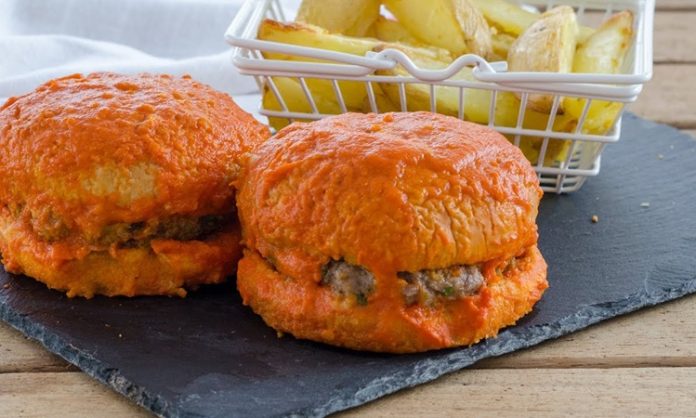 Islak Hamburger Sokak Lezzetlerinin Vazgeçilmez Yıldızı Türk mutfağının kendine has sokak lezzetleri arasında özel bir yere sahip olan ıslak hamburger, İstanbul’un özellikle Taksim Meydanı çevresinde ün kazanmıştır. Yoğun gece hayatı, hareketli caddeleri ve hızlı yaşam temposuyla birlikte bu lezzet, hem doyurucu hem de pratik bir çözüm sunar. İlk bakışta klasik bir hamburgeri andırsa da onu farklı kılan şey, sosu ve pişirme yöntemidir. Konulu bir haber görseli.