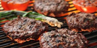 Türk mutfağının en sevilen yemeklerinden biri olan ızgara köfte, yüzyıllardır sofralarda kendine özel bir yer edinmiştir. Etin özenle yoğrulması, baharatlarla harmanlanması ve kömür ateşinde pişirilmesi, bu yemeği hem lezzetli hem de doyurucu hale getirir. Anadolu’dan Balkanlar’a kadar geniş bir coğrafyada bilinen bu yemek, kültürel bağları da yansıtır. Konulu bir haber görseli.