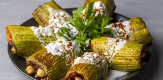 Türk mutfağının vazgeçilmezlerinden biri olan kabak dolması, hafifliği ve besleyici özelliğiyle yüzyıllardır sofralarda kendine özel bir yer edinmiştir. Anadolu’nun bereketli topraklarında yetişen taze kabaklarla hazırlanan bu yemek, hem günlük öğünlerde hem de özel davetlerde tercih edilen lezzetler arasında bulunur. Dolma kültürünün önemli temsilcilerinden biri olan kabak dolması, sağlıklı ve doyurucu yönüyle her yaştan insanın ilgisini çeker. Konulu bir haber görseli.