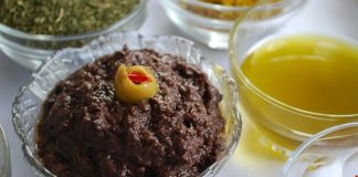 Zeytin ezmesi, yüzyıllardır özellikle Akdeniz mutfak kültüründe kendine özel bir yer edinmiş sağlıklı bir lezzettir. Anadolu’da kahvaltı sofralarının vazgeçilmezi olarak bilinen bu eşsiz tat, sadece kahvaltılarda değil farklı yemeklerin yanında da tüketilmektedir. Zeytin ağacının binlerce yıllık geçmişi, bu ürünü adeta bir kültürel miras haline getirmiştir. Bu nedenle, özellikle köylerde yapılan doğal yöntemlerle hazırlanmış zeytin ezmesi, sofralarda hem lezzeti hem de sağlık açısından sunduğu faydalar ile tercih edilmektedir. Konulu bir haber görseli.