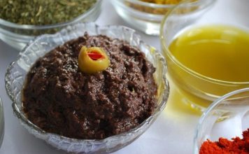 Kahvaltı Sofralarının Vazgeçilmezi Zeytin Ezmesi Zeytin ezmesi, yüzyıllardır özellikle Akdeniz mutfak kültüründe kendine özel bir yer edinmiş sağlıklı bir lezzettir. Anadolu’da kahvaltı sofralarının vazgeçilmezi olarak bilinen bu eşsiz tat, sadece kahvaltılarda değil farklı yemeklerin yanında da tüketilmektedir. Zeytin ağacının binlerce yıllık geçmişi, bu ürünü adeta bir kültürel miras haline getirmiştir. Bu nedenle, özellikle köylerde yapılan doğal yöntemlerle hazırlanmış zeytin ezmesi, sofralarda hem lezzeti hem de sağlık açısından sunduğu faydalar ile tercih edilmektedir. Konulu bir haber görseli.