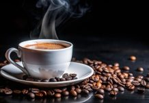 Kahve, yüzyıllardır hem sosyal hem de kültürel bir içecek olarak dünya genelinde tüketilmektedir. Etiyopya kökenli bu içecek, Osmanlı’dan Avrupa’ya, oradan da tüm dünyaya yayılmıştır. Kahve, sadece bir içecek değil, aynı zamanda sohbetlerin, iş toplantılarının ve günlük ritüellerin ayrılmaz bir parçasıdır. Konulu bir haber görseli.