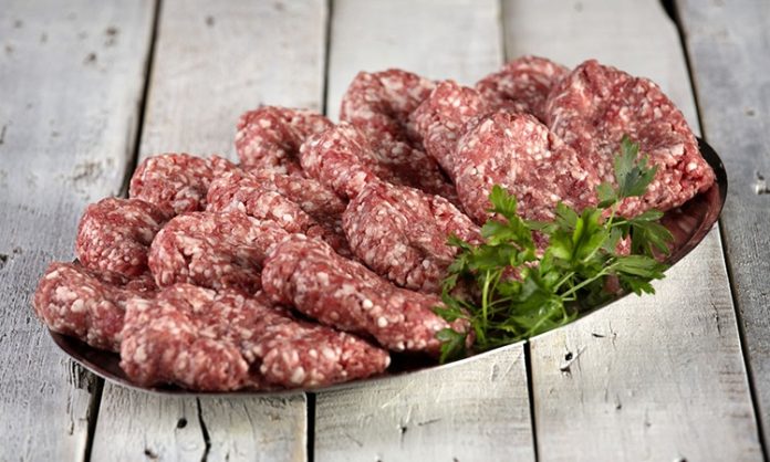 Türk mutfağında köftenin yeri çok özeldir ve bu çeşitlerin içinde en çok öne çıkanlardan biri de kasap köftedir. Adını, geleneksel olarak kasaplarda hazırlanıp müşterilere sunulmasından alır. Kasaplar, ellerindeki en kaliteli eti özenle seçer, doğru yağ oranıyla kıyma haline getirir ve baharatlarla yoğurarak köfte harcını hazırlar. Bu gelenek, yıllar içinde damaklarda unutulmaz tatlar bırakmıştır. Konulu bir haber görseli.