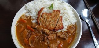 Katsu Curry Japon Mutfağının Lezzetli Yüzü Katsu Curry, Japon mutfağının hem geleneksel hem de modern dokunuşlarını bir arada sunan özel bir yemektir. “Katsu” kelimesi çıtır kaplamalı kızarmış et kotletini ifade ederken, “curry” Japonya’ya 19. yüzyılda İngilizler aracılığıyla Hindistan’dan gelen köri baharat karışımını anlatır. Bu iki farklı unsurun birleşmesiyle ortaya çıkan yemek, Japonya’da kısa sürede popülerlik kazanmıştır. Konulu bir haber görseli.