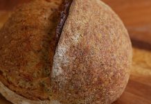 Türk mutfağında önemli bir yere sahip olan kepekli ekmek, geçmişten günümüze sofraların en sağlıklı seçeneklerinden biri olarak kabul edilmektedir. Özellikle doğal beslenme anlayışının öne çıktığı dönemlerde kepeği ayrılmamış unlardan yapılan bu ekmek, halk arasında uzun süre tercih edilmiştir. Tarihi oldukça eskiye dayanan kepekli ekmek, kırsal bölgelerde günlük yaşamın vazgeçilmez bir unsuru olmuştur. Konulu bir haber görseli.