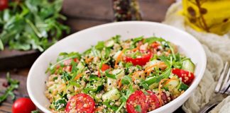 Kinoalı Salata: Sağlıklı Ve Lezzetli Sofraların Yeni Trendi Kinoalı salata, son yıllarda sağlıklı beslenme trendlerinin en gözde tariflerinden biri hâline geldi. Antioksidanlar, protein ve lif bakımından zengin olan kinoa, salatanın temel malzemesi olarak öne çıkıyor. Dünya mutfaklarında farklı yorumlarla kullanılan bu salata, hem besleyici hem de doyurucu bir alternatif sunuyor. Konulu bir haber görseli.