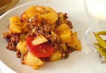 Türk mutfağının en sevilen yemeklerinden biri olan kıymalı patates, hem pratik hazırlanışı hem de doyurucu özelliğiyle öne çıkar. Yüzyıllardır Anadolu sofralarında kendine yer edinen bu yemek, özellikle ev yemekleri arasında ayrıcalıklı bir konuma sahiptir. Patatesin yumuşak yapısı ile kıymanın lezzetinin buluşması, ortaya hem sağlıklı hem de iştah açıcı bir sonuç çıkarır. Konulu bir haber görseli.