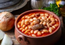 Kuru fasulye, Türk mutfağının en sevilen yemeklerinden biri olarak yüzyıllardır sofralarda yerini koruyor. Geleneksel lezzetlerin başında gelen kuru fasulye, hem doyuruculuğu hem de besleyici özellikleriyle ön plana çıkıyor. Pirinç pilavıyla oluşturduğu klasik ikili, adeta Anadolu sofralarının simgesi haline gelmiş durumda. Günümüzde de hem ev yemeklerinde hem de restoran menülerinde en çok tercih edilen yemeklerden biri olmayı sürdürüyor. Konulu bir haber görseli.