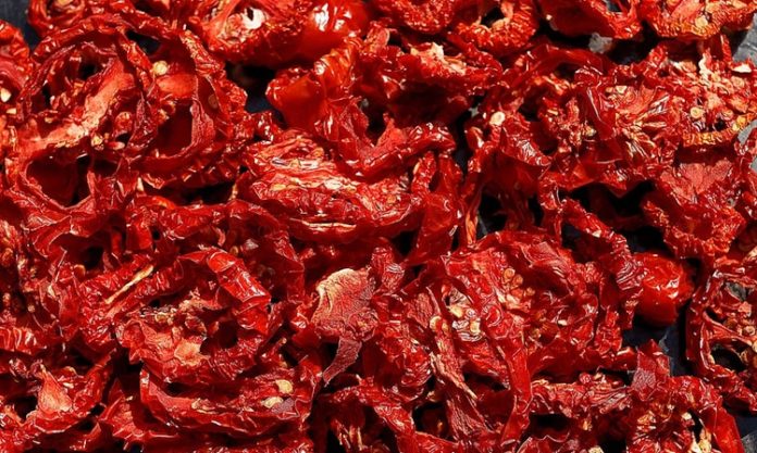 Kurutulmuş Domates Sofralara Katkı Sağlayan Doğal Lezzet Kurutulmuş domates, mutfaklarda giderek daha fazla tercih edilen sağlıklı ve doğal ürünlerden biridir. Taze domateslerin özel yöntemlerle suyunun çekilmesi ve güneşte ya da düşük sıcaklıkta kurutulmasıyla elde edilir. Böylece domatesin besin değerleri korunur, aroması yoğunlaşır ve daha uzun süre saklanabilir hale gelir. Doğal yapısı sayesinde hem geleneksel hem de modern tariflerde kullanılabilen kurutulmuş domates, sofralara farklı bir tat ve zenginlik katar. Konulu bir haber görseli.