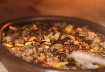 Kuzu güveç, Türk mutfağının en geleneksel yemeklerinden biridir. Etin doğal lezzeti, toprak güveçte ağır ağır pişirilerek ortaya çıkar. Özellikle kırsal bölgelerde misafir sofralarının vazgeçilmez ana yemeklerinden biri olarak bilinir. Konulu bir haber görseli.