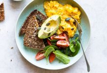 Son yıllarda light yemek seçenekleri sağlıklı yaşamı benimseyen kişiler arasında önemli bir trend haline geldi. Daha az kalori, dengeli besin içeriği ve düşük yağ oranı ile öne çıkan bu yemekler, modern yaşamın hızlı temposuna uyum sağlıyor. İnsanlar artık hem lezzetten ödün vermeden hem de kilo kontrolünü destekleyen alternatiflere yöneliyor. Konulu bir haber görseli.