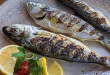 Lüfer ızgara, taze lüfer balıklarının temizlenip ızgara üzerinde pişirilmesiyle hazırlanan lezzetli bir deniz ürünü yemeğidir. Özellikle Marmara ve Karadeniz mutfağında sıkça tüketilen bu yemek, balık severler için vazgeçilmez bir tercih haline gelmiştir. Lüferin kendine has yağı ve aroması, ızgara sırasında ortaya çıkan tütsü kokusuyla birleşerek eşsiz bir tat deneyimi sunar. Konulu bir haber görseli.