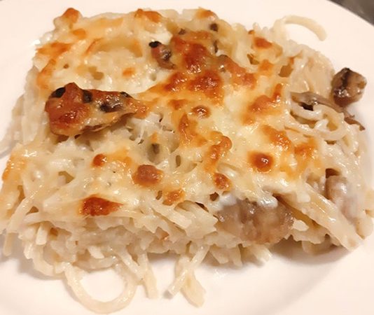 Makarna graten, İtalyan mutfağından dünyaya yayılan fırın yemeklerinden biridir. Makarna ve peynirin birleşimi ile ortaya çıkan bu tarif, özellikle çocuklar ve yetişkinler tarafından sıkça tercih edilir. Kökeni, 18. yüzyılın sonlarına kadar uzanan graten teknikleriyle hazırlanmıştır. Konulu bir haber görseli.