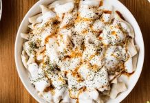 Mantı, Türk mutfağının en özel ve sevilen yemeklerinden biridir. İnce açılmış hamurun içine hazırlanan kıymalı harçlar ile yapılan bu lezzet, hem göze hem damağa hitap eder. Özellikle özel günlerde, davet sofralarında ve aile yemeklerinde sıklıkla tercih edilen mantı, Türk mutfağının zenginliğini ve el lezzetini yansıtır. Bugün mantının tarihçesinden hazırlık aşamalarına, pişirme tekniklerinden sunum önerilerine kadar detaylı bir inceleme yapacağız. Konulu bir haber görseli.