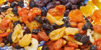 Meyve kurusu, son yıllarda sağlıklı beslenme trendlerinin yükselmesiyle birlikte daha çok tercih edilen bir atıştırmalık haline geldi. Doğal şeker içeriği ve uzun saklama ömrü sayesinde evlerde, ofislerde ve yolculuklarda sıkça tüketiliyor. Kuru meyveler, sadece tatlı ihtiyacını karşılamakla kalmıyor, aynı zamanda vitamin ve mineral bakımından zengin içerikleriyle sağlığa katkı sağlıyor. Özellikle doğal ve katkısız kurutulmuş meyveler, tüketicilerin ilgisini çekiyor ve sağlıklı yaşam trendlerini destekliyor. Konulu bir haber görseli.