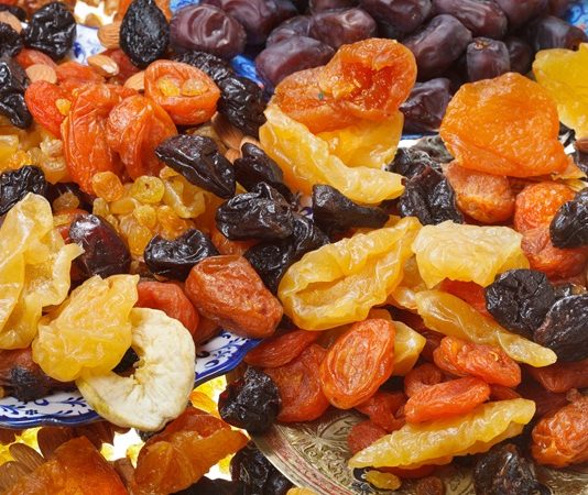 Meyve Kurusu Lezzeti Sağlıklı Atıştırmalıklarda Öne Çıkıyor Meyve kurusu, son yıllarda sağlıklı beslenme trendlerinin yükselmesiyle birlikte daha çok tercih edilen bir atıştırmalık haline geldi. Doğal şeker içeriği ve uzun saklama ömrü sayesinde evlerde, ofislerde ve yolculuklarda sıkça tüketiliyor. Kuru meyveler, sadece tatlı ihtiyacını karşılamakla kalmıyor, aynı zamanda vitamin ve mineral bakımından zengin içerikleriyle sağlığa katkı sağlıyor. Özellikle doğal ve katkısız kurutulmuş meyveler, tüketicilerin ilgisini çekiyor ve sağlıklı yaşam trendlerini destekliyor. Konulu bir haber görseli.