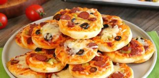 Mini pizza, adından da anlaşılacağı üzere standart pizzalardan daha küçük boyutlarda sunulan, özellikle aperatif veya atıştırmalık olarak tercih edilen bir pizza türüdür. Bu pizza türü, küçük porsiyonları sayesinde hem çocuklar hem de hızlı bir atıştırmalık arayan yetişkinler arasında oldukça popüler hale gelmiştir. Konulu bir haber görseli.