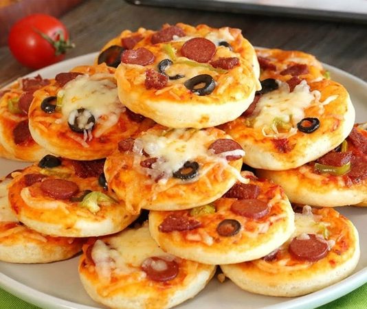 Mini Pizza: Küçük Boyutla Büyük Lezzet Mini pizza, adından da anlaşılacağı üzere standart pizzalardan daha küçük boyutlarda sunulan, özellikle aperatif veya atıştırmalık olarak tercih edilen bir pizza türüdür. Bu pizza türü, küçük porsiyonları sayesinde hem çocuklar hem de hızlı bir atıştırmalık arayan yetişkinler arasında oldukça popüler hale gelmiştir. Konulu bir haber görseli.