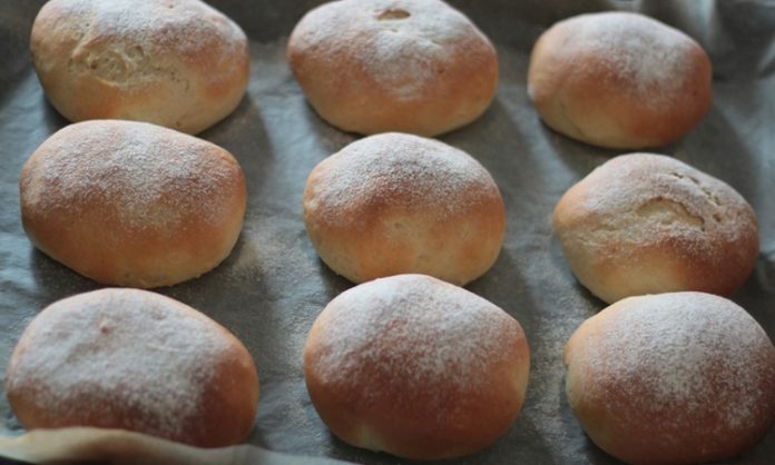 Mini Sandviç Ekmeği Küçük Boyda Büyük Lezzet Günümüz mutfak trendlerinde önemli bir yer tutan mini sandviç ekmeği, özellikle pratik ve lezzetli bir öğün arayanların favorisi haline gelmiştir. Küçük boyutları ve yumuşak dokusuyla hem çocuklar hem de yetişkinler tarafından tercih edilen bu ekmek türü, hızlı hazırlanan sandviçlerde mükemmel bir temel oluşturur. Konulu bir haber görseli.