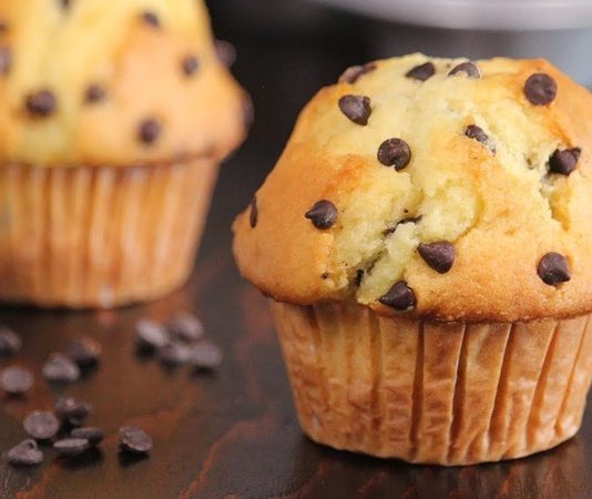 Muffin, özellikle kahvaltı ve atıştırmalık kültüründe öne çıkan, küçük boyutlu keklerden biridir. 18. yüzyılda İngiltere’de ortaya çıkan bu mini kekler, kolay hazırlanabilmesi ve taşınabilir yapısıyla hızla popülerleşmiştir. İngiliz mutfağında kahve ile birlikte tüketilen muffin, zamanla Amerika’ya taşınarak farklı tat ve sunumlarla çeşitlenmiştir. Konulu bir haber görseli.
